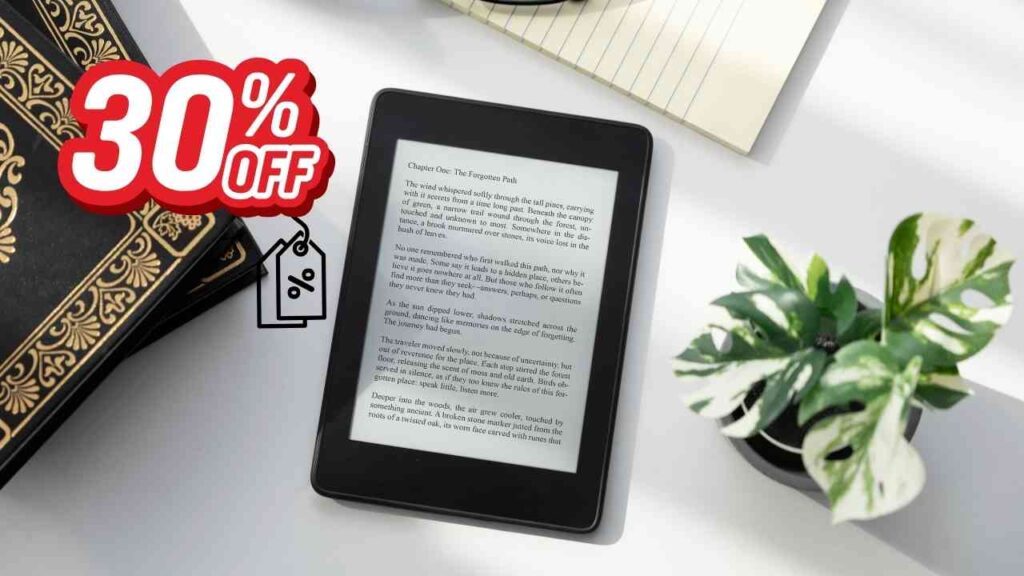 E-Book-Reader mit einem Textabschnitt auf dem Bildschirm, umgeben von einer Pflanze und einem Notizblock.