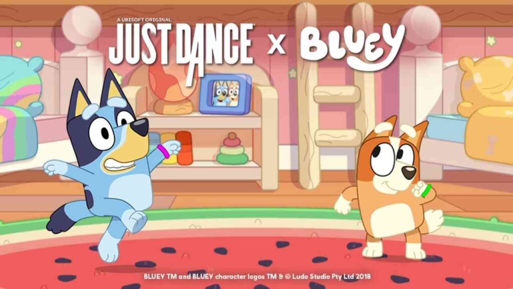 Blauer und brauner Cartoon-Hund tanzen im Wohnzimmer, Just Dance x Bluey Werbung.
