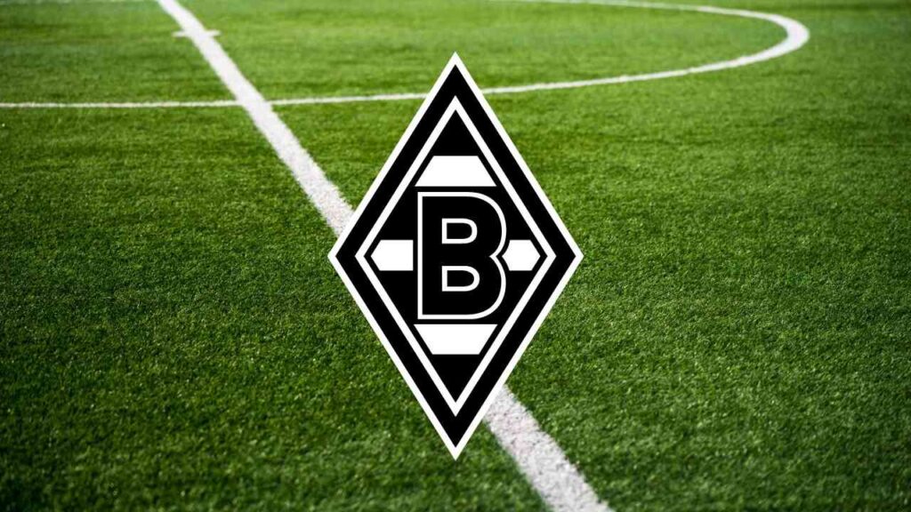 Logo von Borussia Mönchengladbach auf einem Fußballfeld mit grünem Kunstrasen und weißen Linien.