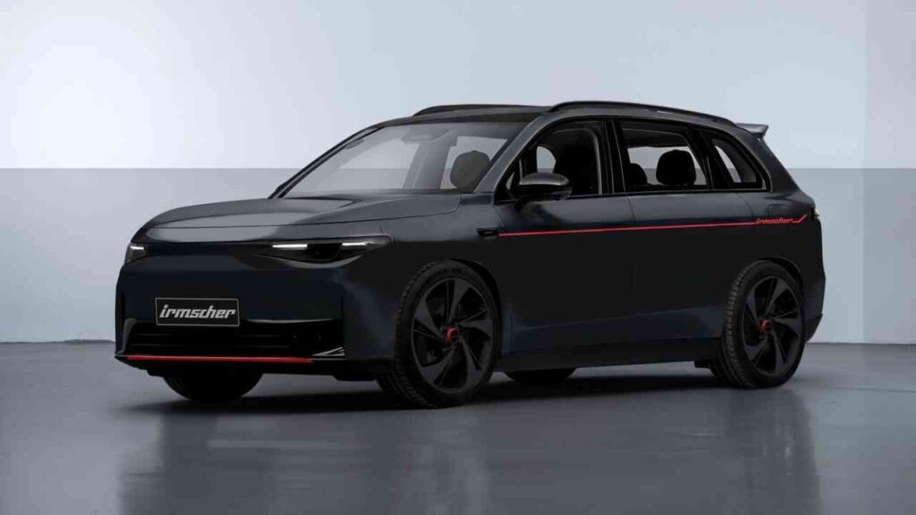 Schwarzer SUV mit roten Akzenten und sportlichem Design, präsentiert von Irmscher.