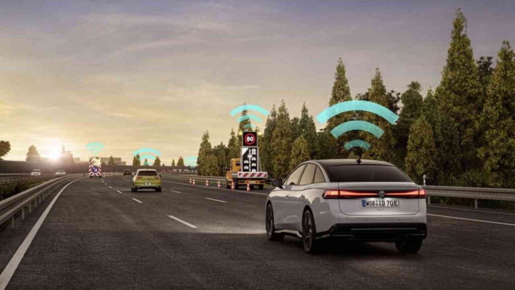 Ein modernes Fahrzeug, das mit einem Car2X-System auf einer Autobahn fährt, umgeben von Verkehrssignalen.