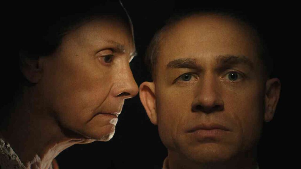 Charlie Hunnam als Ed Gein in Monster: The Ed Gein Story