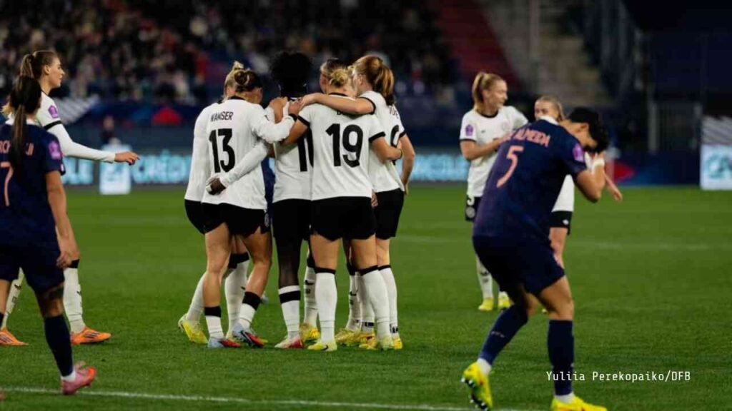 Deutsche Frauenfußballmannschaft feiert ein Tor während eines Spiels gegen Spanien im Finale.