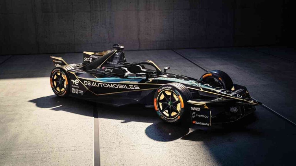 DS Automobiles Formel-E-Rennwagen in schwarzem und goldenen Design mit aerodynamischen Eigenschaften.