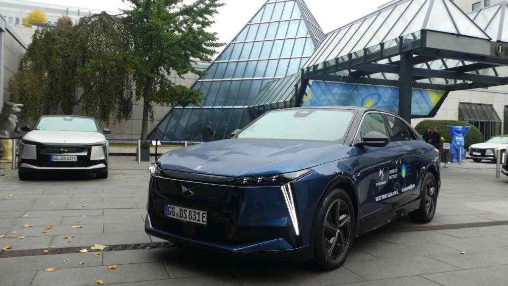 DS N°8 vor dem Intercontinental Hotel Berlin