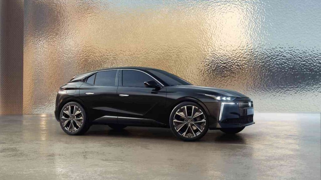 Schwarzes Elektroauto mit modernem Design, seitlich auf einem neutralen Hintergrund abgebildet.