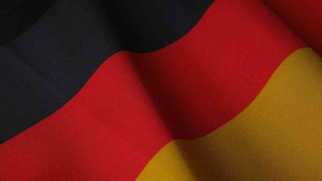 Flagge Deutschlands mit den Farben Schwarz, Rot und Gold in einem strukturierten Stoffdesign.