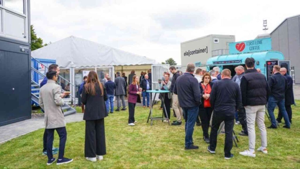 Gäste bei der Eröffnung von ELA Container in Trappenkamp