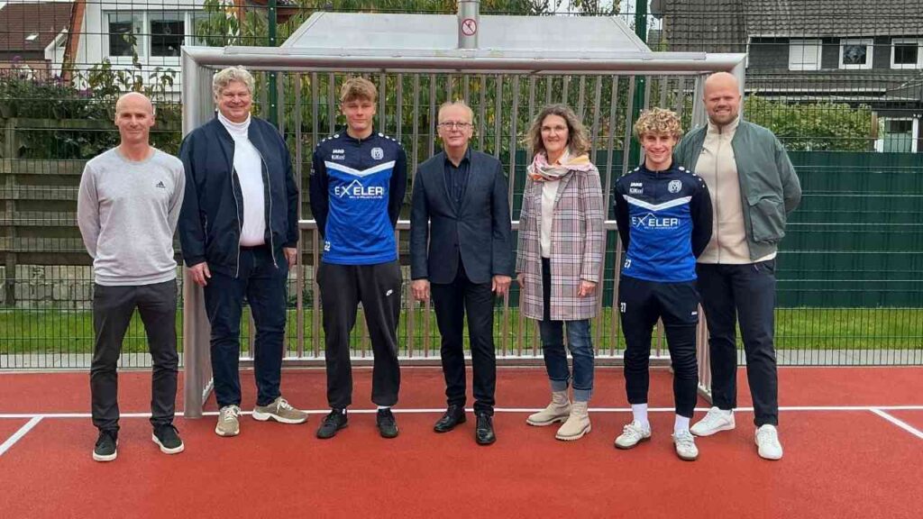 Einweihung des neuen Multifunktionsfelds an der Paul-Moor-Schule mit SV-Meppen-Spielern und Schülern