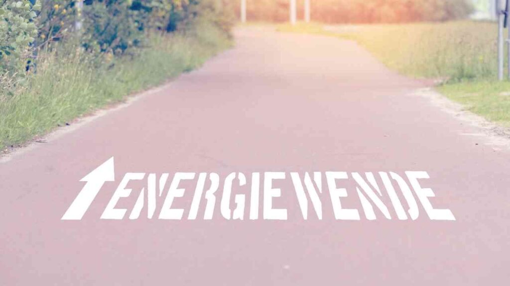 Ein Weg mit dem Schriftzug 'Energiewende' in weißer Farbe auf dem Asphalt.