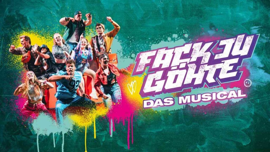 Buntes „Fack Ju Göhte - Das Musical“-Plakat mit dynamischen Tänzern und fetzigem Graffiti-Text im Hintergrund.