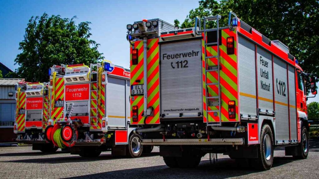 Drei Feuerwehrfahrzeuge mit auffälliger Markierung und der Aufschrift 'Feuerwehr' und '112' in Meppen.