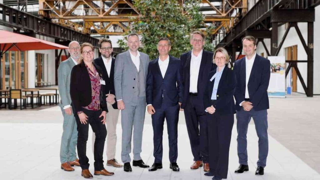 Gruppenbild mit Vertreterinnen und Vertretern aus Wirtschaft, Hochschule und Politik