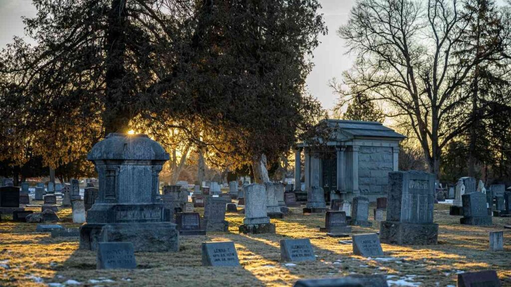 Symbolbild Friedhof bei Sonnenuntergang