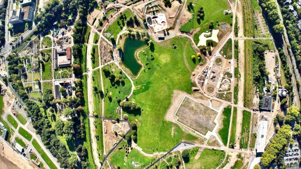 Luftaufnahme des Geländes der Landesgartenschau Neuss 2026 mit Grünflächen und Wasserflächen.