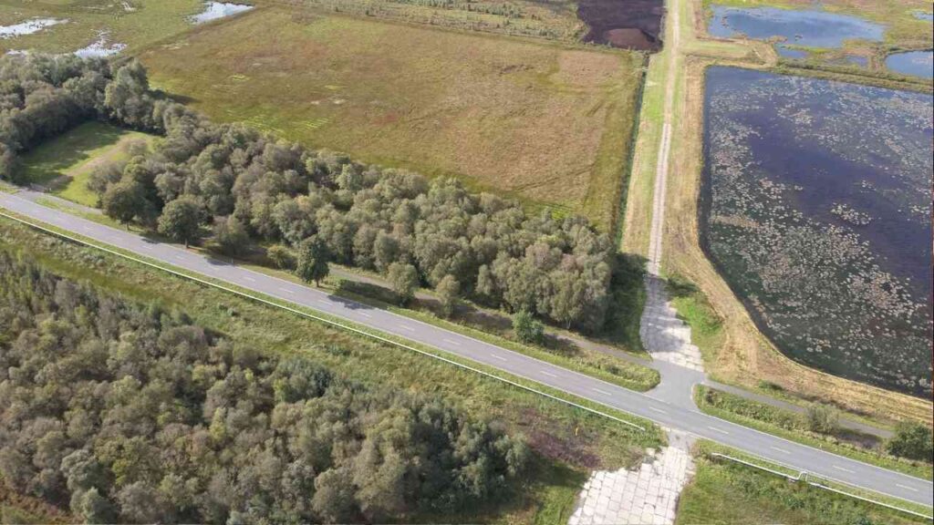 Luftaufnahme des Georgsdorfer Moors mit einer Straße und umgebenden Vegetation.