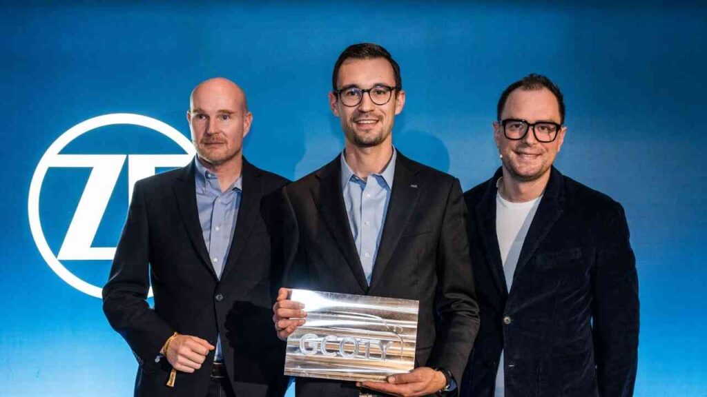 Thomas Kretschmer nimmt Auszeichnung für Skoda Elroq entgegen