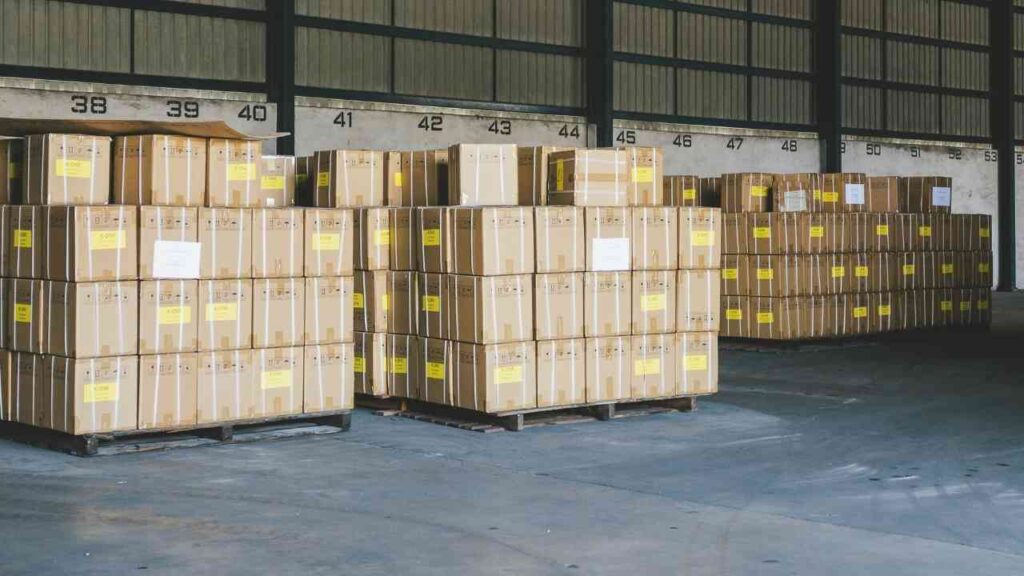 Staplerfahrer bewegt Warenpalette in einem Großhandelslager – Symbolbild für steigende Großhandelspreise