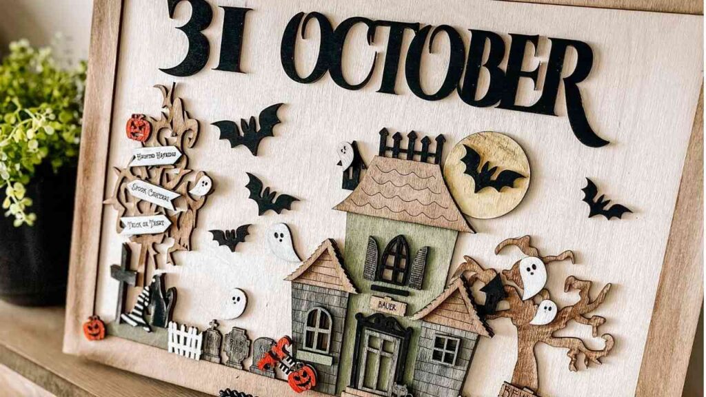 Halloween-Dekoration mit Geistern, Fledermäusen, Kürbissen und Datum 31. Oktober in einem gerahmten Display.