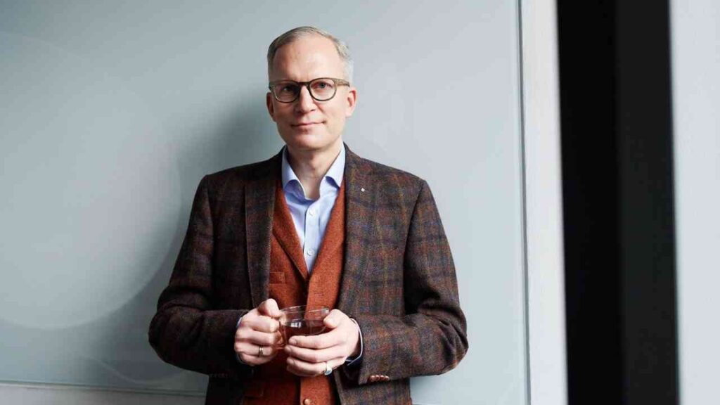 Heiko Hauser, Geschäftsführer der Plansecur Unternehmensgruppe, steht mit einer Tasse in der Hand.