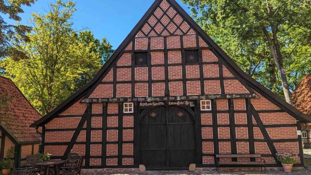 Heimatverein Haselünne im Grünen, rotes Ziegelmuster, historische Architektur, blauer Himmel im Hintergrund.