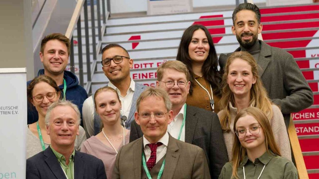 Gruppe von Fachleuten, die beim DGfN-Kongress 2025 zusammenstehen, einschließlich Teilnehmer und Organisatoren.