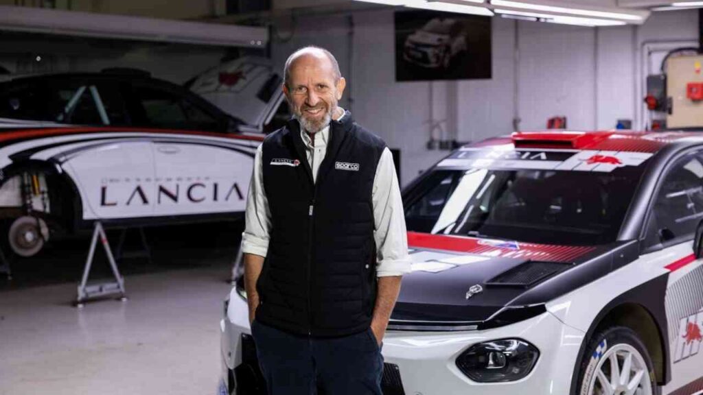 Lancia Ypsilon Rally2, ein Rennwagen mit auffälligem Design in einer Werkstattumgebung.