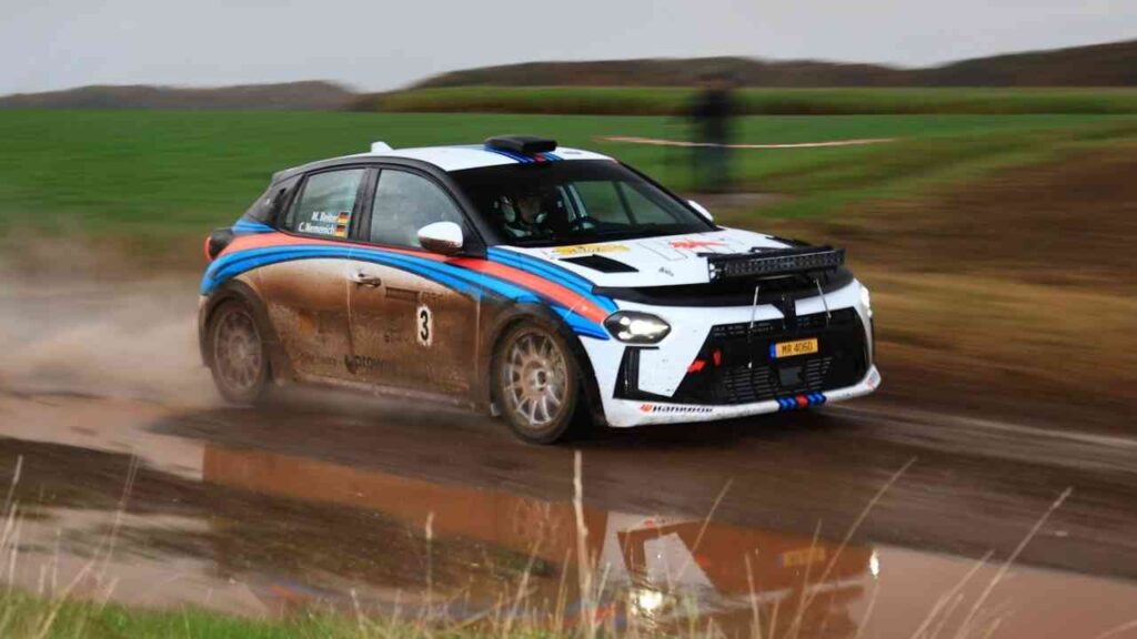 Lancia Ypsilon Rally4 HF, ein Rallye-Auto mit Schmutz und Wasser auf einer unbefestigten Straße in Deutschland.