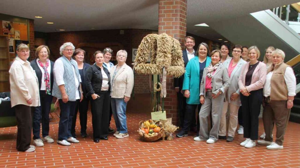 Landfrauen übergeben Erntekrone