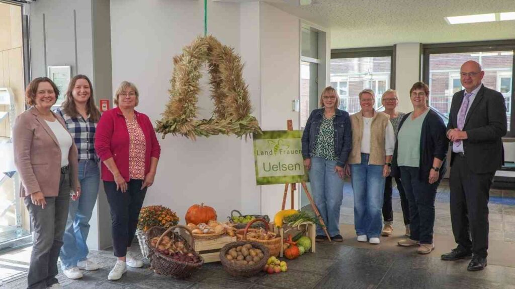 Erntegaben im Kreishaus: Landfrauen aus Uelsen pflegen Tradition in Nordhorn