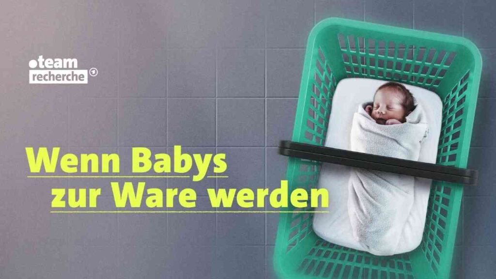 Ein neugeborenes Baby in einer grünen Einkaufskorb, in eine Decke gewickelt, auf einem grauen Hintergrund.