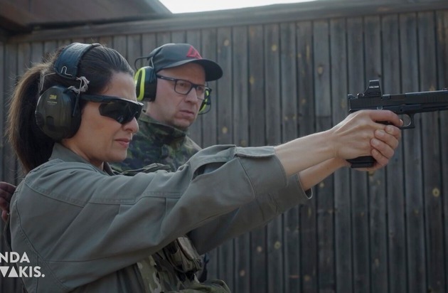 Linda Zervakis mit Gewehr auf Schießstand in Finnland