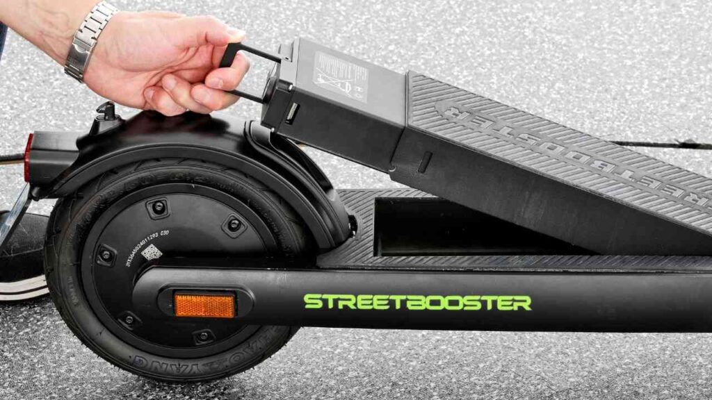 Nahaufnahme eines E-Scooters mit einem Handgriff zur Entnahme des Akkus.