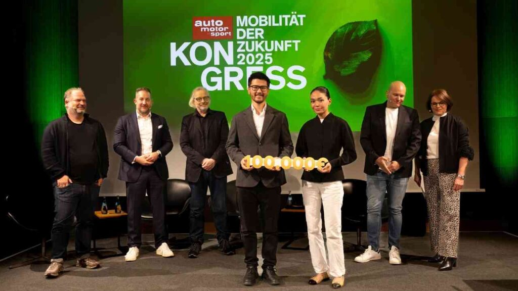 Paneldiskussion mit fünf Personen auf der Bühne beim Kongress zur Mobilität der Zukunft 2025.