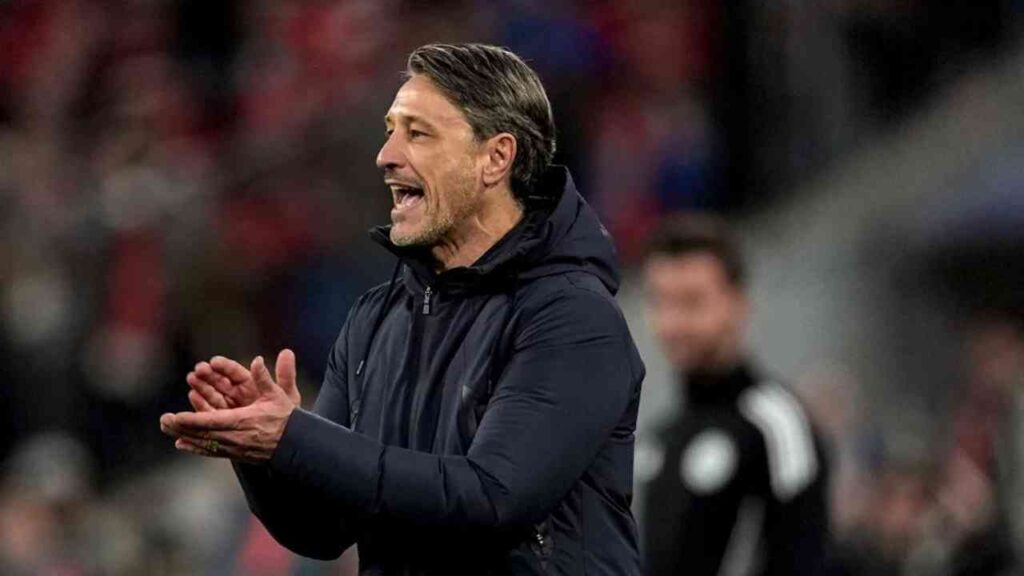 Niko Kovac, Trainer, gestikuliert während eines Fußballspiels auf dem Spielfeld.