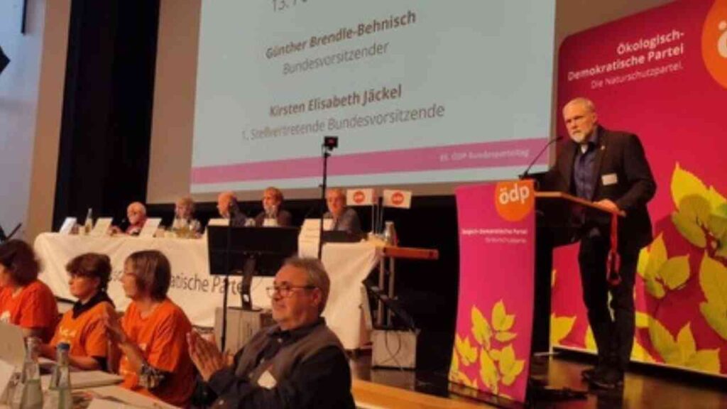 Veranstaltung der Ökologisch-Demokratischen Partei mit Rednern und Teilnehmern auf der Bühne.