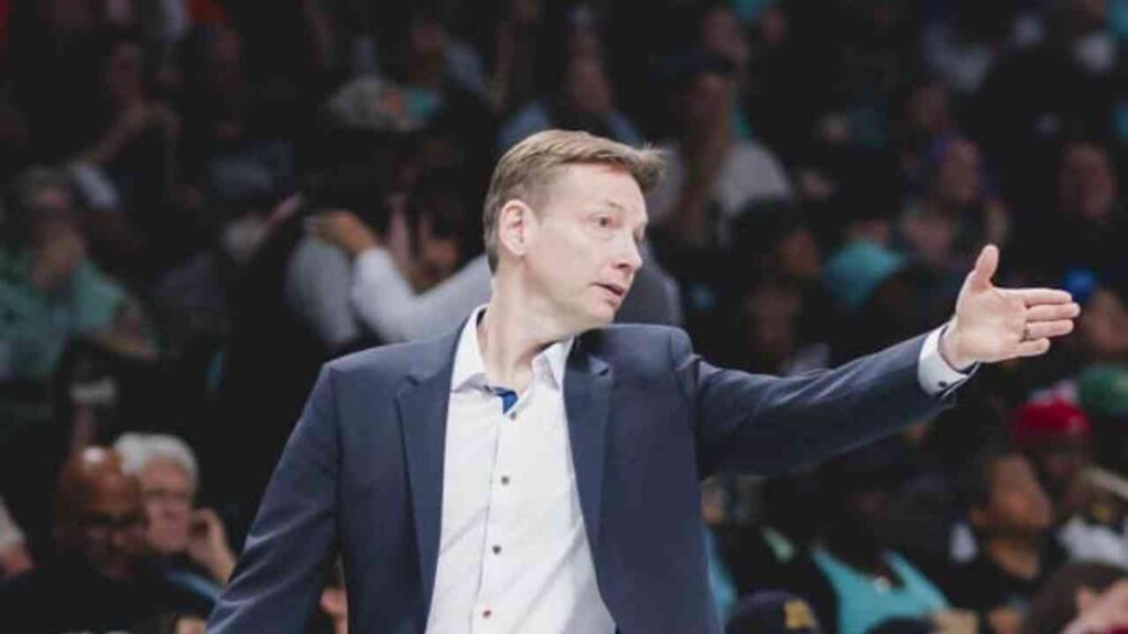 Olaf Lange, Trainer einer Damenbasketballmannschaft, gestikuliert während eines Spiels auf dem Spielfeld.