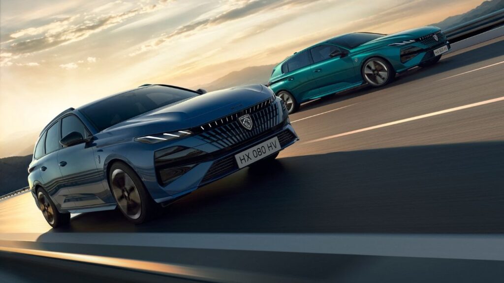 Zwei moderne Autos fahren bei Sonnenuntergang auf der Autobahn. Dynamisches Design in Blau und Grün.