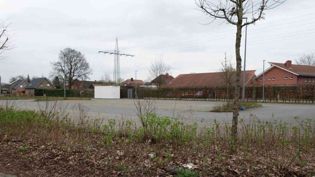 Gesperrter Parkplatz mit Bauzaun an der Hans-Nolte-Straße