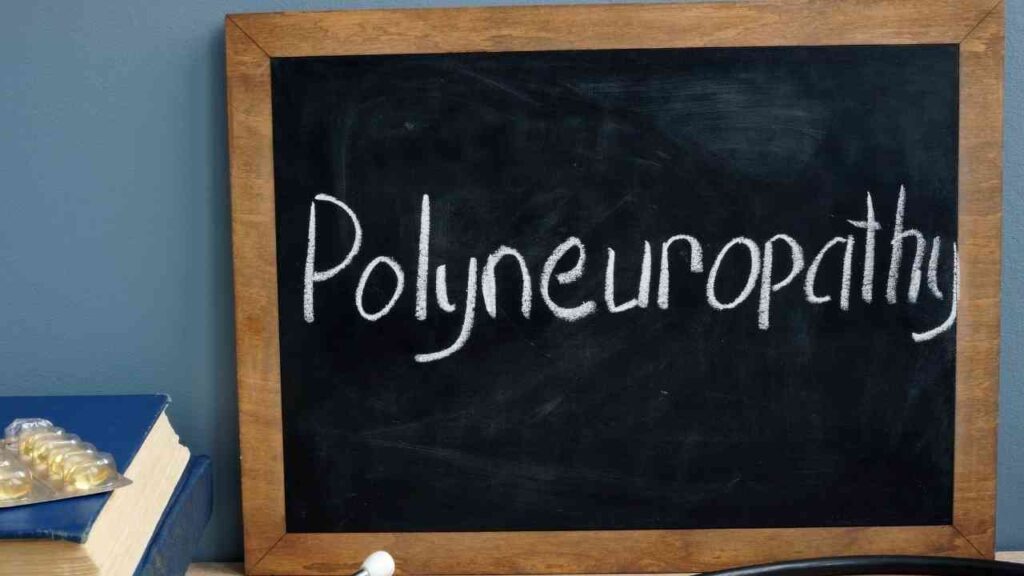Schiefertafel mit dem handgeschriebenen Wort 'Polyneuropathie' in weißer Kreide.