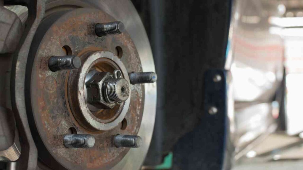 Nahaufnahme einer Autofelge ohne Reifen mit sichtbaren Schrauben, geeignet für technische Auto-Wartungsartikel.