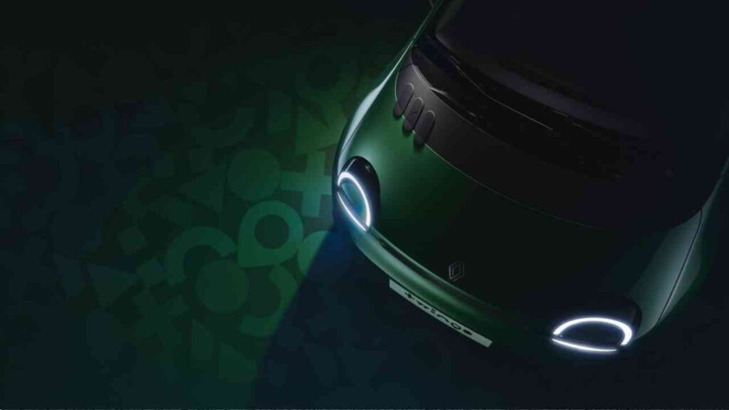 Renault Twingo E-Tech elektrisch in einer dunklen Umgebung mit leuchtenden Scheinwerfern.