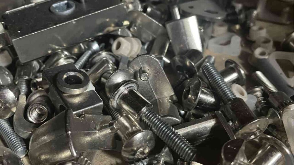 Eine Ansammlung von metallischen Schrauben und Verbindungselementen in verschiedenen Formen und Größen.