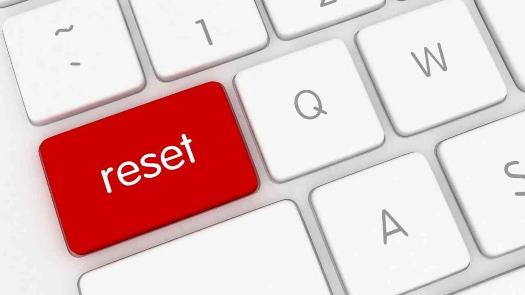 Rote Taste mit der Aufschrift 'reset' auf einer Computer-Tastatur.
