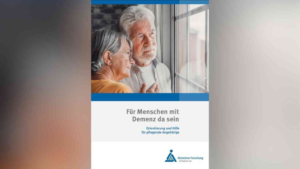 Ein älteres Paar, das sich umarmt und gemeinsam nachdenklich in die Ferne schaut, mit einem Informationsblatt über Demenzpflege.