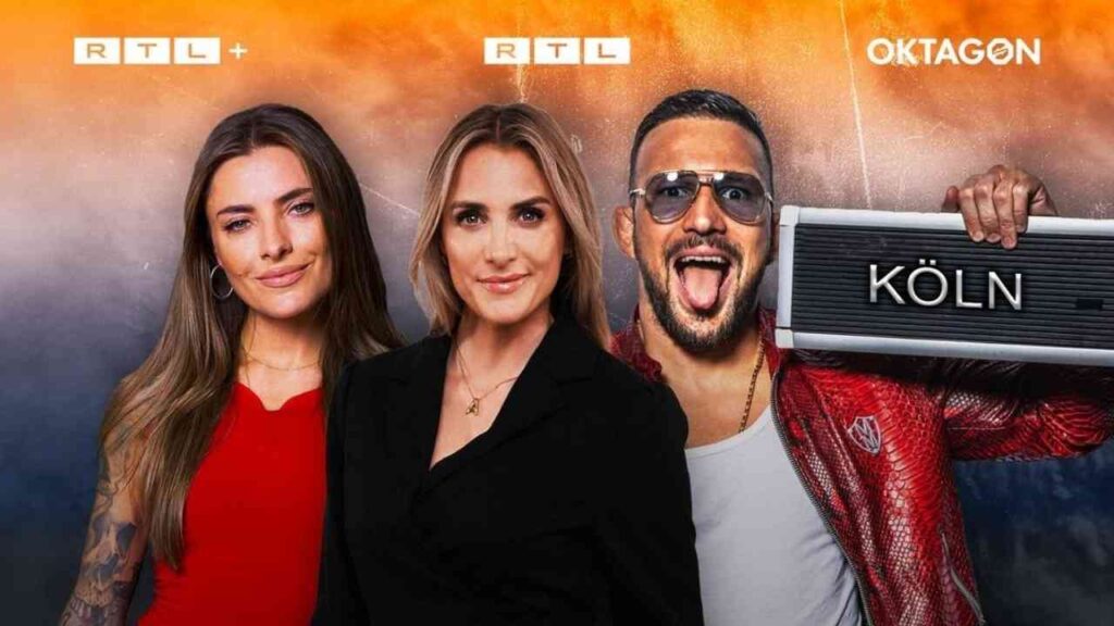 Drei Personen posieren für eine Oktagon-Event-Promotion mit Logos von RTL und RTL+ im Hintergrund.