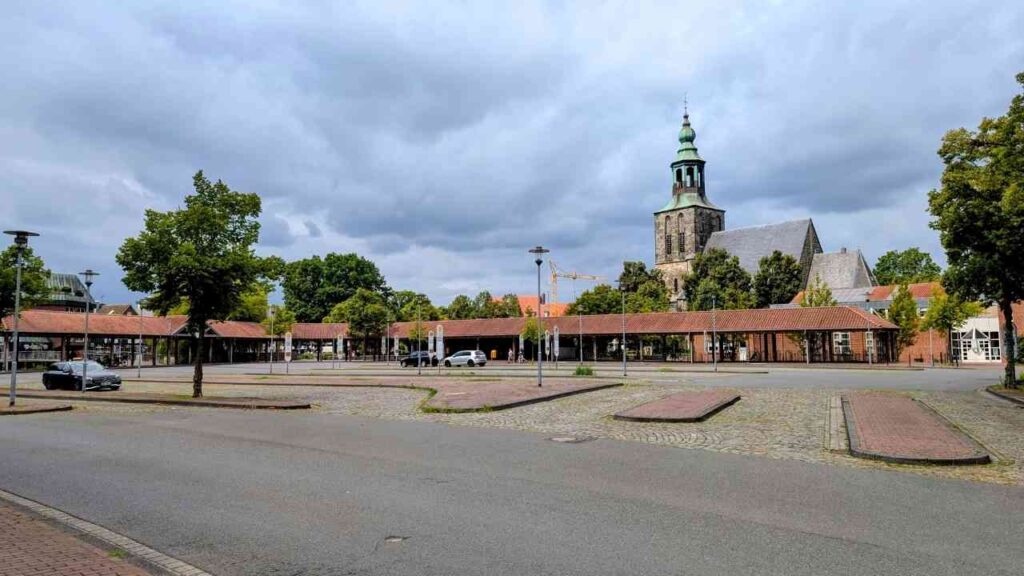 Stadthafen mit einer Kirche im Hintergrund und einem leeren Platz in der Mitte der Stadt.