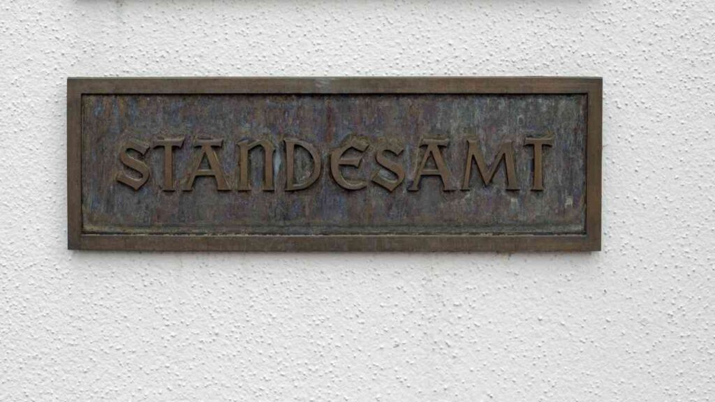 Schild am Eingang eines Standesamts
