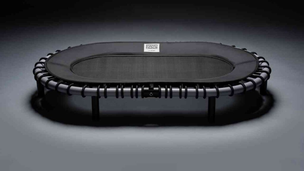 Schwarzer Trampolin mit ovaler Form und stabilen Metallrahmen, geeignet für Fitnessübungen.