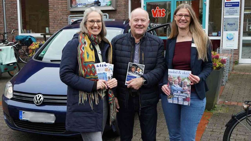 VHS-Team mit Kursleiter vor Seminarbeginn